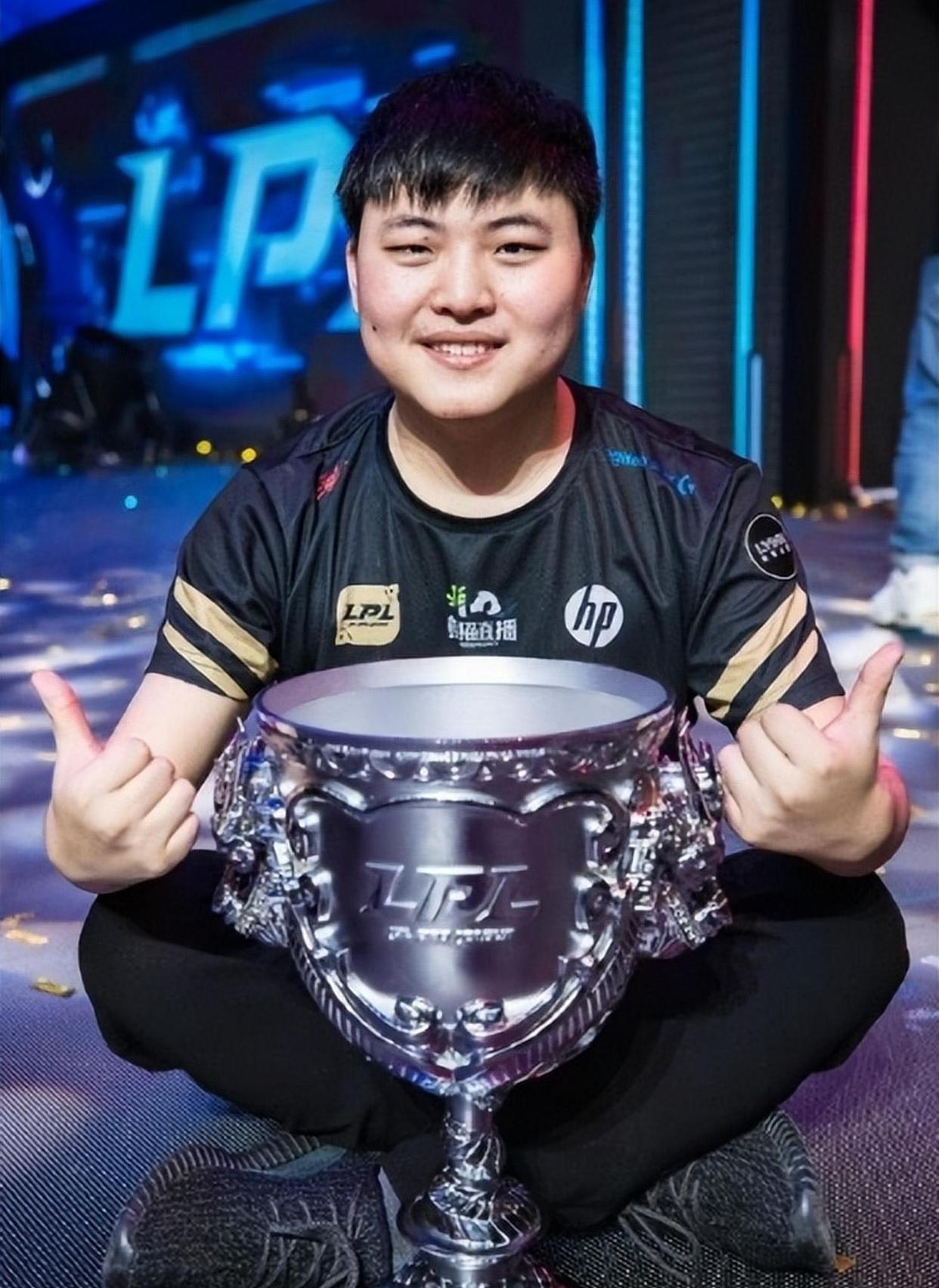 九游体育-关于Uzi回归赛场，精彩发挥首场状态亮眼，雄鹿观众沸腾！的信息